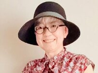 【70代マダム】が着こなすUNIQLO夏コーデが参考になる　印象的な色の使い方に「オシャレで素敵」