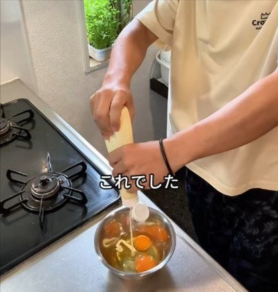 卵を溶きほぐします