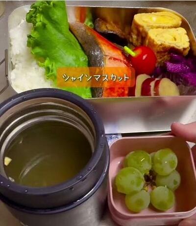 おみそ汁を用意したジャーと、シャインマスカットの容器