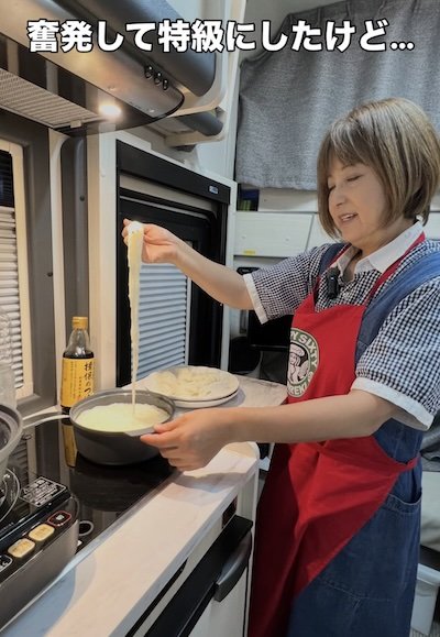 キャンピングカーのキッチンでそうめんを茹でる様子