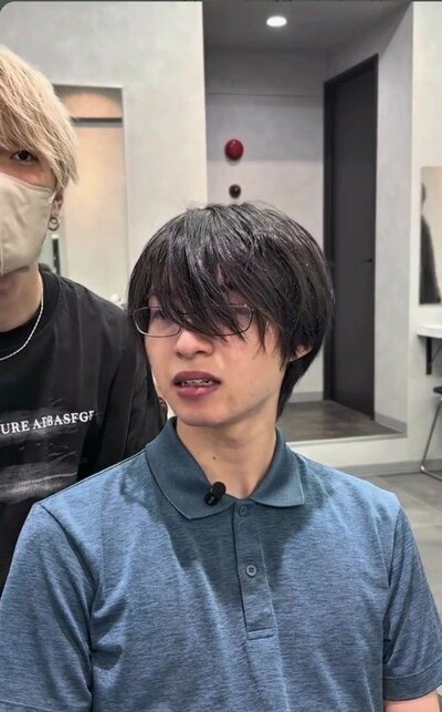 前髪が目元にかかる、長めの黒髪にメガネの男性の来店時の様子（ビフォー）