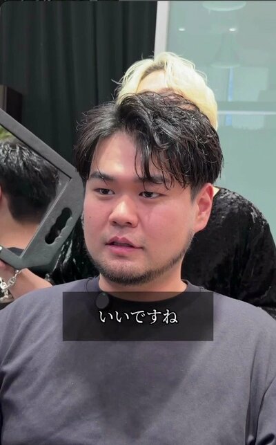 おでこが見えやすく、サイドがすっきり整った、髭との相性のよいスタイル（アフター）