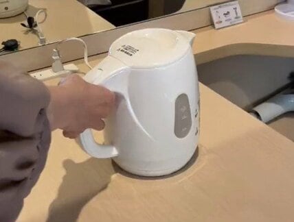 ホテルの電気ケトルに水を入れようとしたら…誰もが失敗しがちな事に「コップで入れてる」「冷蔵庫の水を使ってた」