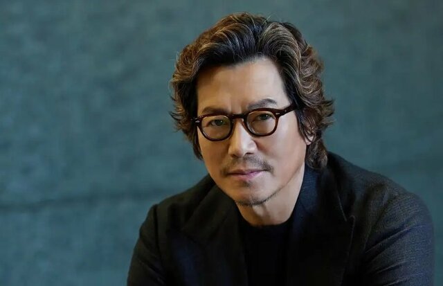  64歳・豊川悦司、スタイル抜群…スーツ姿の近影に「佇まいからオーラが」「スーツは反則」ファン絶賛の嵐