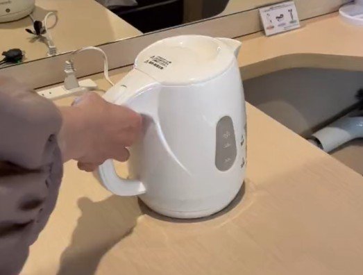 ホテルの電気ケトルに水を入れようとしたら…誰もが失敗しがちな事に「コップで入れてる」「冷蔵庫の水を使ってた」