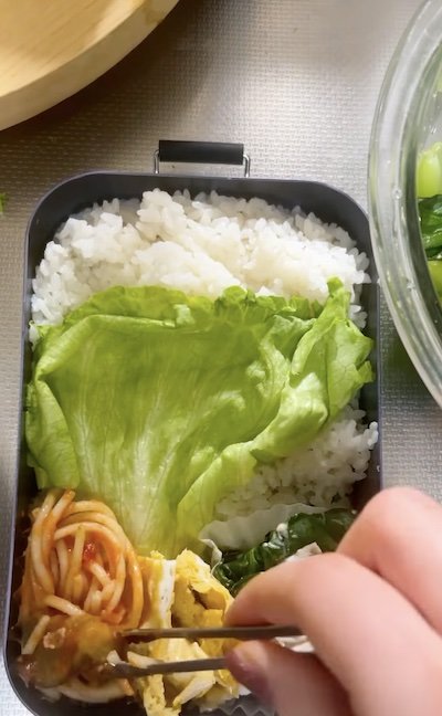 【彼氏弁当】同棲中の彼女が作る！クルクル巻いた「小松菜の豚肉巻き弁当」色鮮やかで美味しそう！