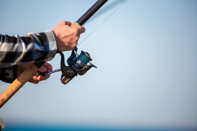 シーバス釣り中に釣り上げた「超大物」　船上に横たわる「巨大なシルエット」に思わず目を疑う