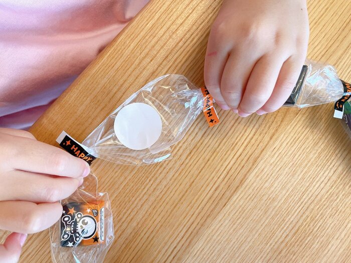 最後は、留めシールで袋の端と端をつなげて輪にします