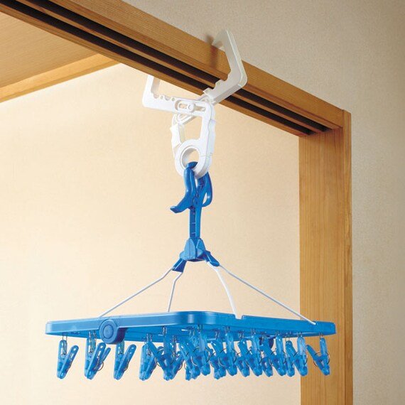 ドア枠や鴨居にワンタッチで設置するだけでしっかりと固定されるフック