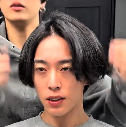 センターパートボブの男性が芸能人風にイメチェン！ツイスパ縦落ちパーマがカッコいいと注目集まる