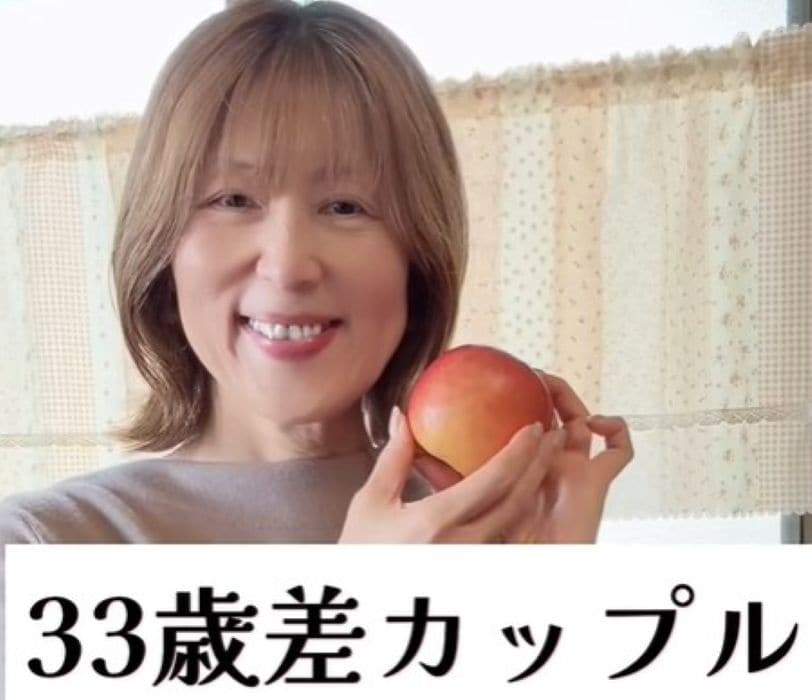 【33歳差カップルの日常】59歳の年上彼女が「りんご2個」で作る料理に「おしゃれな生活」と称賛の声