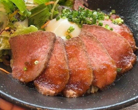 茨城県の道の駅で味わえる「ローストビーフ丼」が話題！「最高に飲める」「食感がたまらない」と絶賛