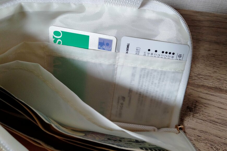 筆者撮影（セリア、革風マルチケース）