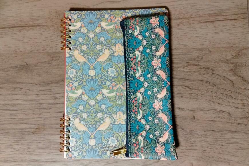 筆者撮影（セリア、ペンケース ウィリアム・モリス デザイン）