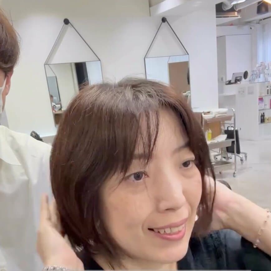 【劇的】「スッキリしたい」女性　上品なショートボブに大変身！「家族と職場の反応が楽しみ」と笑顔