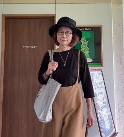 【76歳マダム】「ゴルフレッスンデー」のコーデを披露。ゴルフウェアは着ない！個性派スタイルでオシャレを楽しむ