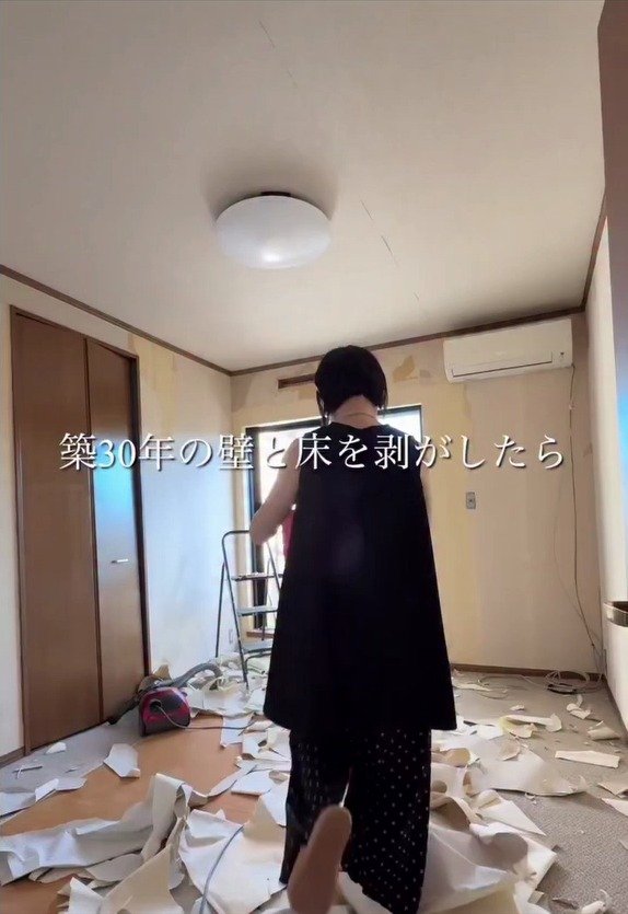 築30年の古い物置部屋が「パリのアパルトマン風の寝室」に変身！壁紙と床を剥がして作り替えて、生まれ変わった姿に反響