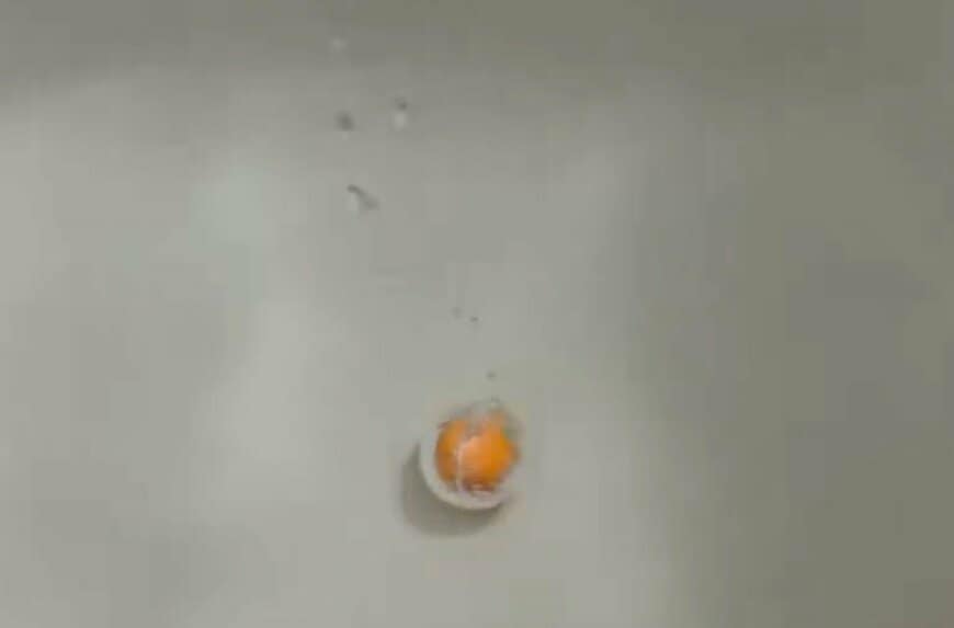 小さな泡だけが出ているバスボム
