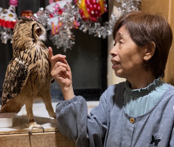 お誕生日の記念写真を撮るフクロウ「いつまでもがんばろな～」おばあちゃんとの誓いに思わずほっこり