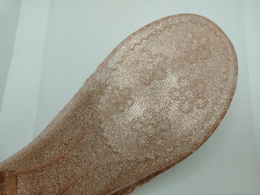 出所：筆者撮影（キャンドゥのクリアフラットミュール）