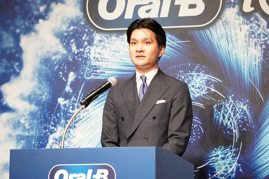 登壇して話をする男性の写真