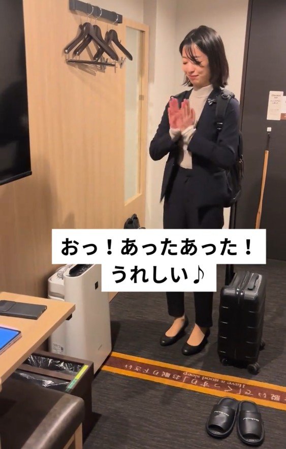 部屋に加湿器があって喜ぶ様子