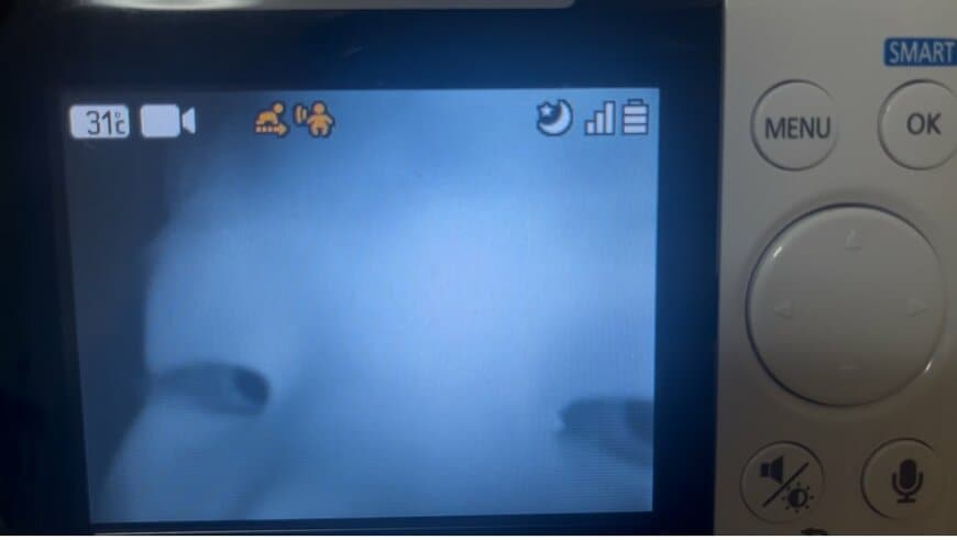 モニターに映る子どもの顔