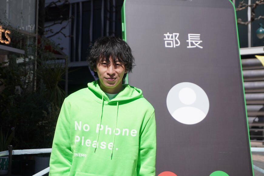 緑色のパーカーを着ている男性の写真