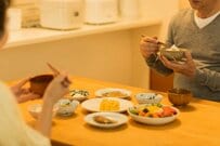 【65歳以上】無職夫婦世帯「生活するのに1カ月いくらかかる？」《家計収支・貯蓄・年金月額》をわかりやすく解説！