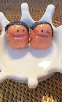 【 ハンバーグ弁当】 高校生男子＆旦那に作る かわいすぎ「ソーセー人」に反響続々