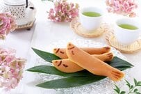 【デカすぎるだろ…】生後10ヶ月の娘と「鮎菓子」のサイズ比較に目を疑う　「食べるこいのぼりみたい」