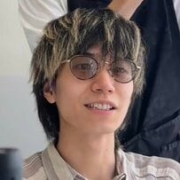 バッサリカット&ハイトーンカラーで大幅イメージチェンジした男性。「めっちゃ良い！」と笑顔の仕上がり