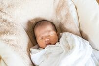 寝室で眠る「赤ちゃんと母親」に違和感　あまりにもシュールな挑戦に「1度は体験してみたいと思いますよね」