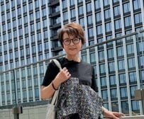 【60代マダム】晩夏の「ブラックコーデ」がこなれ感たっぷり。おしゃれなシルエットが参考になる！