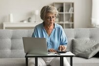 【10月15日は年金支給日】厚生年金と国民年金「最新平均月額」早見表！《65歳～90歳以上》いまどきシニアの年金は平均いくら？