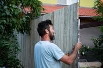 フェンスDIYの作り方｜目隠しの選び方と境界線トラブルを防ぐ注意点