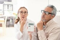 【70代・夫婦世帯の貯蓄水準】平均と中央値はいくら？｜厚生年金・国民年金の平均月額も紹介