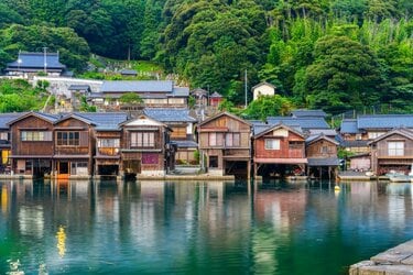 京都・伊根の舟屋で撮影されたエメラルド色の絶景 「透明感すごい