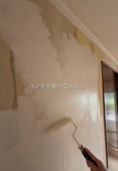ペンキを塗り始めた壁