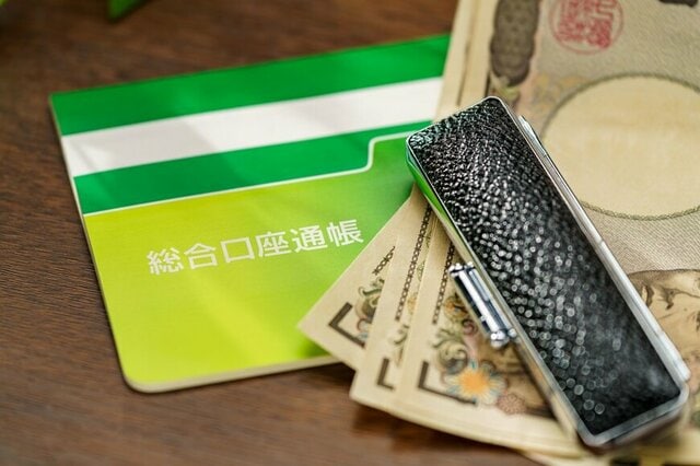 【元銀行員が教える】役所に死亡届を出したら口座は即凍結！？ATMで勝手にお金を引き出すとバレる？相続で知っておきたい「預金払戻し制度」