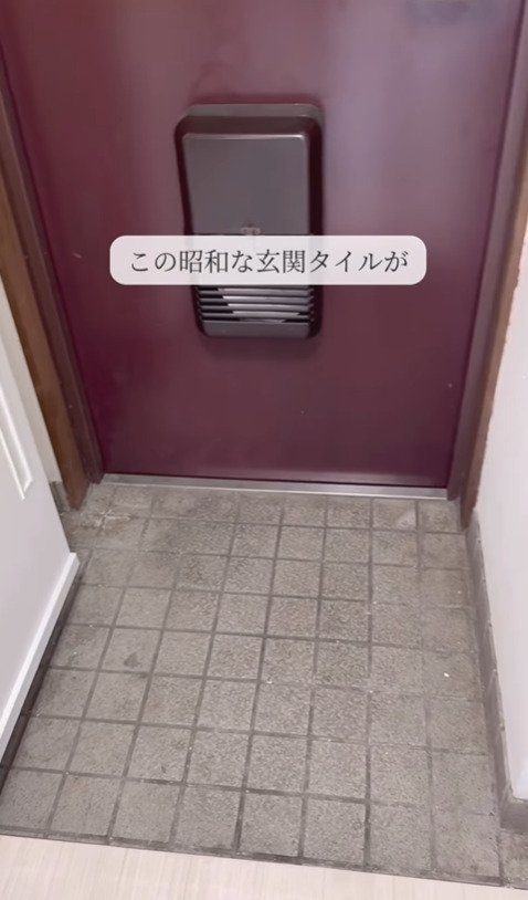【築35年アパート】「昭和感ある玄関」を二級建築士の女性がDIY→タイルの貼り替えでモダンな印象に大変身！