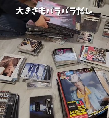 【推し活】大きさがバラバラの〈推しのCD〉→ガラス棚と100均アイテムを活用した〈魅せる収納〉をDIY！50代女性の神アイディアに大反響