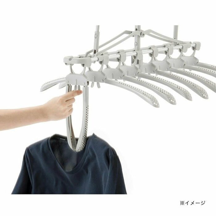 干すときにハンガー全体が左右に傾いてしまうのを防いでくれます