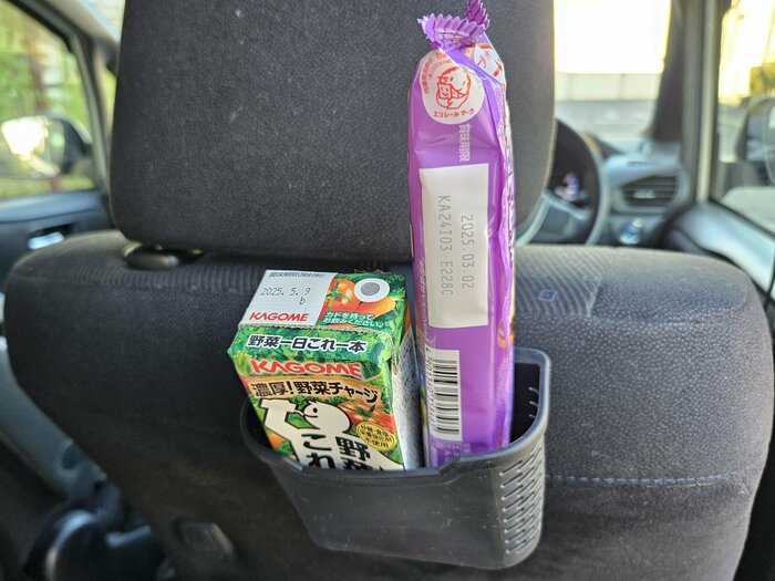 パックジュースやお菓子など、ちょっとした物を収納できます