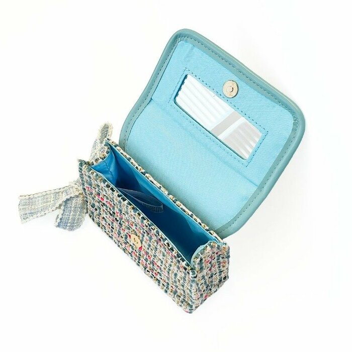 内側には小さなミラー付き