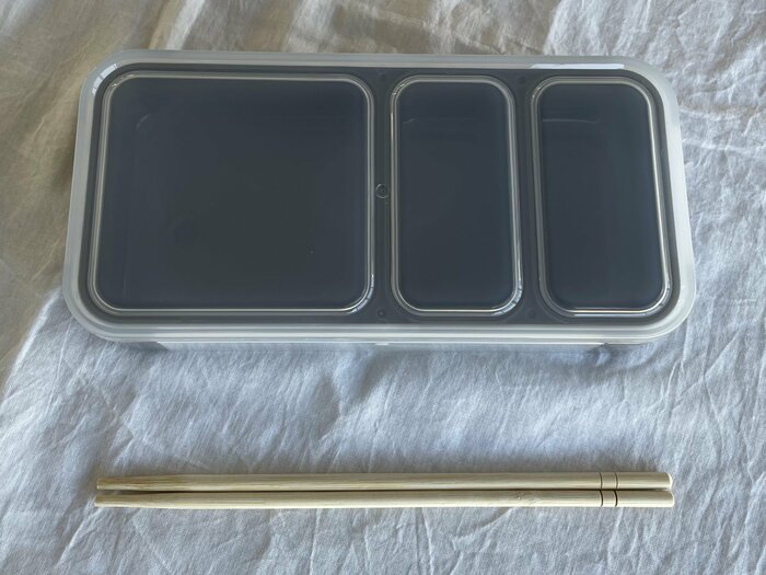 お弁当箱は横長の長方形