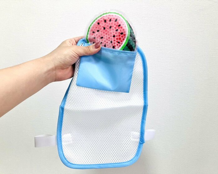 保冷剤をいれているところ