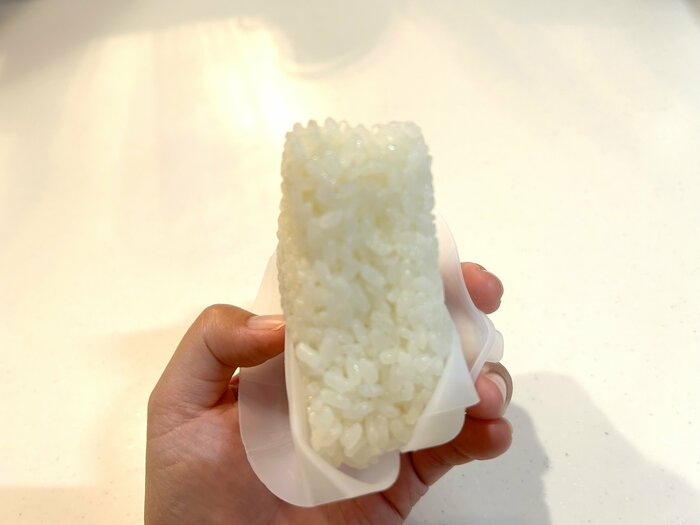 型に入れたまま食べるときには、このように型をめくります