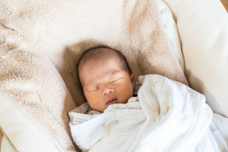 寝室で眠る「赤ちゃんと母親」に違和感 あまりにもシュールな挑戦に「1度は体験してみたいと思いますよね」