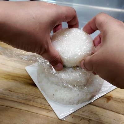 デコレーションも素敵！母が誕生日の娘のために作った【ライスケーキのお弁当】ご飯で三段のケーキをイメージしたお弁当にコメント続々